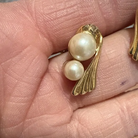 MARVELA VINTAGE GOLD-TONE FAUX IVORY PEARL LEVERBACK .8" EARRINGS - Picture 4 of 8
